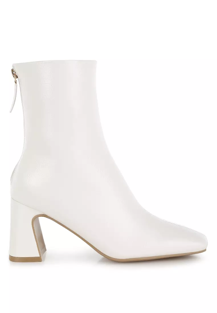 Sepatu bot ujung persegi paten dengan warna putih pucat