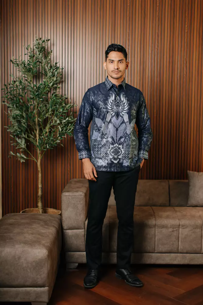 Gantari Navy Blue Kemeja Batik Pria Furing Regular Fit Lengan Panjang Katun Foil