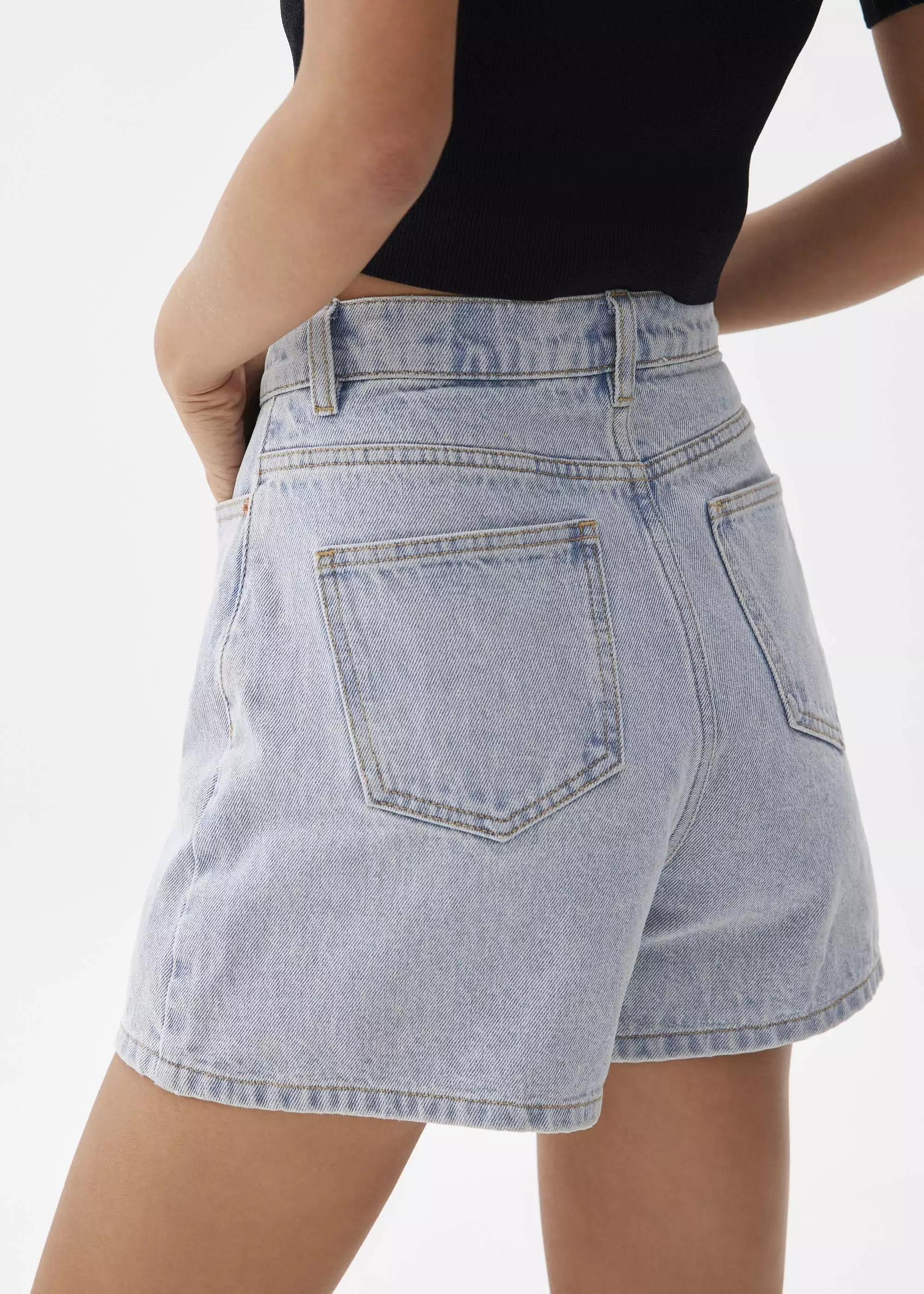 Celana Pendek Wanita - Yuki Classic Denim Shorts