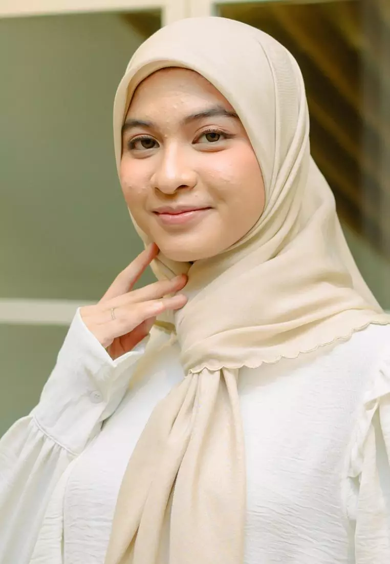 Anna Classic Square (Hijab Voal Bordir Segiempat) Cream Almond