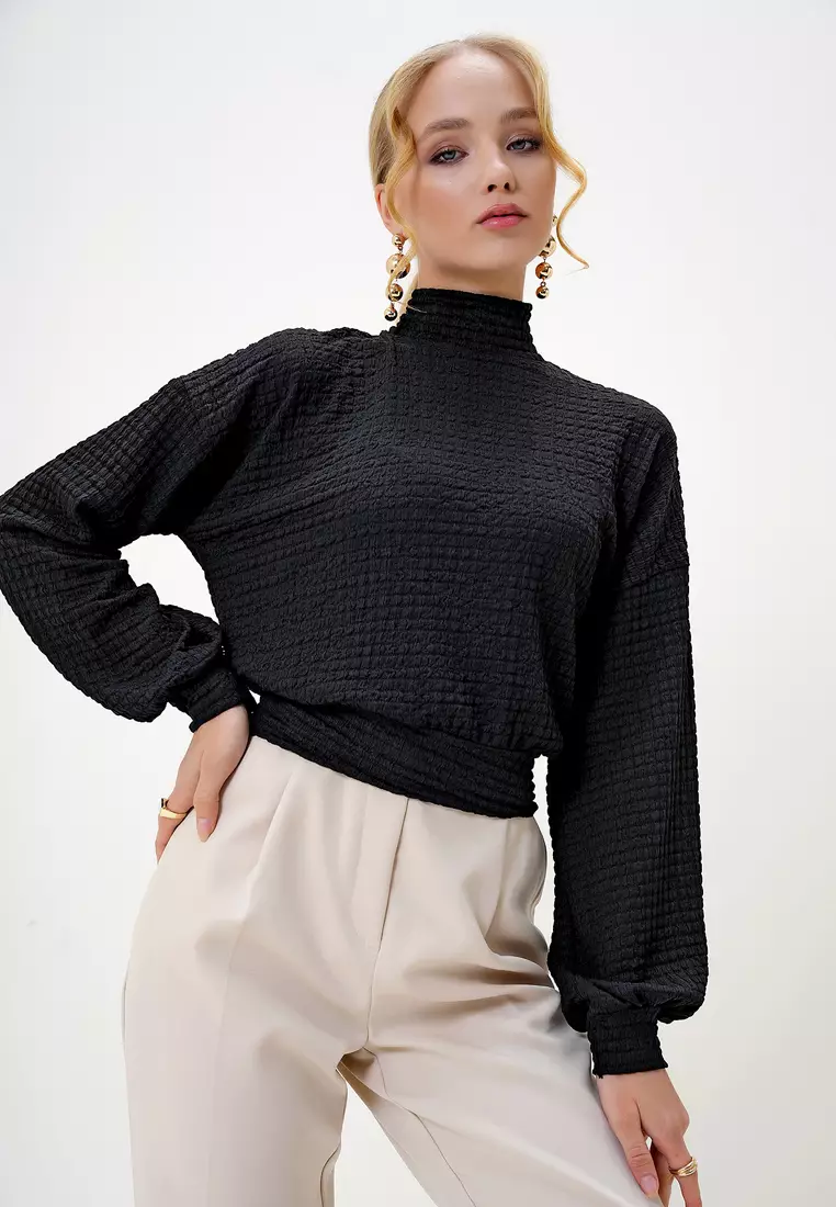 Women's Black Half Turtleneck Seersucker Fabric Crop Blouse Alc-X13124