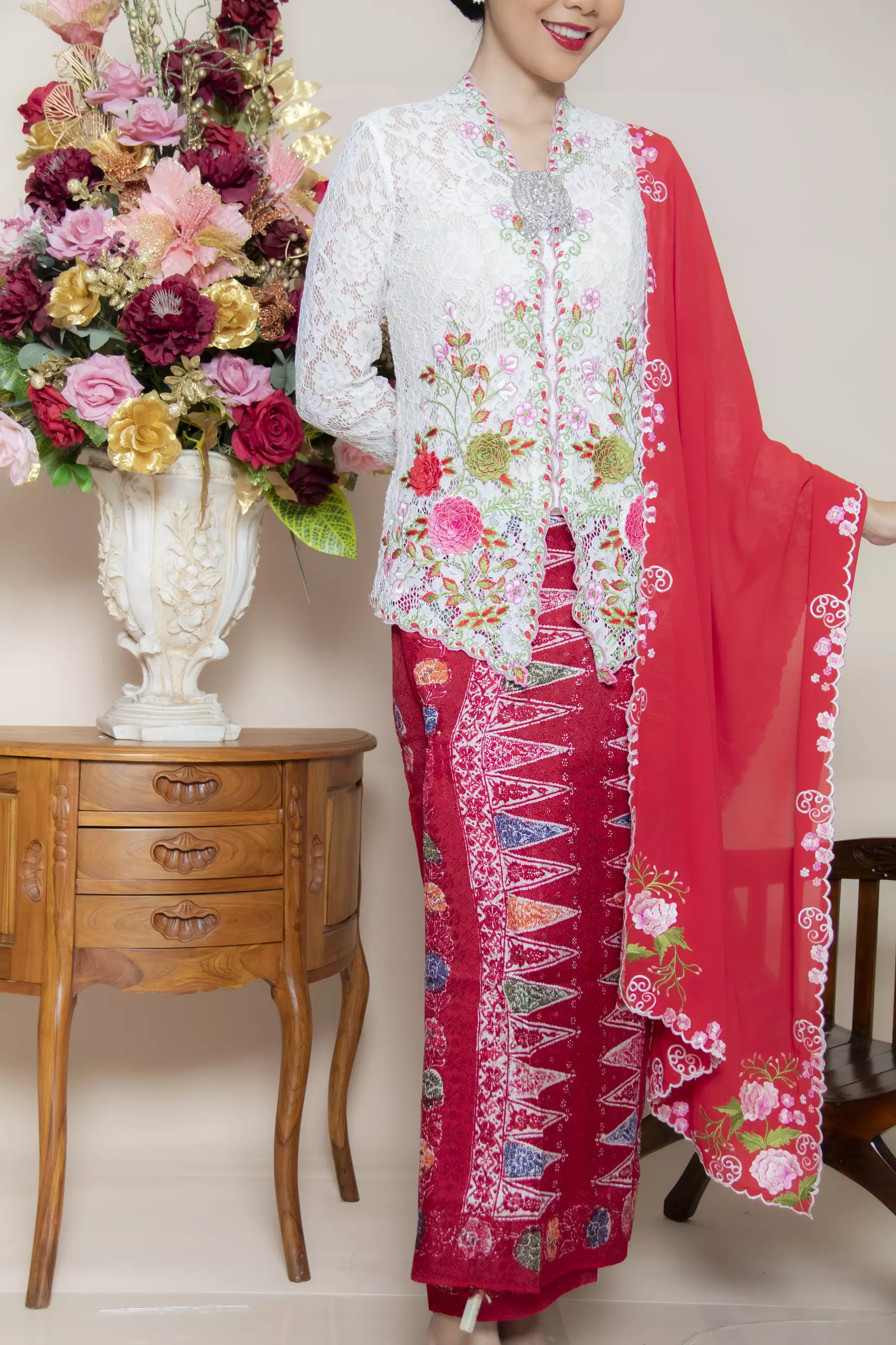 Kebaya Brokat Roses 3 Dimensi in White Color