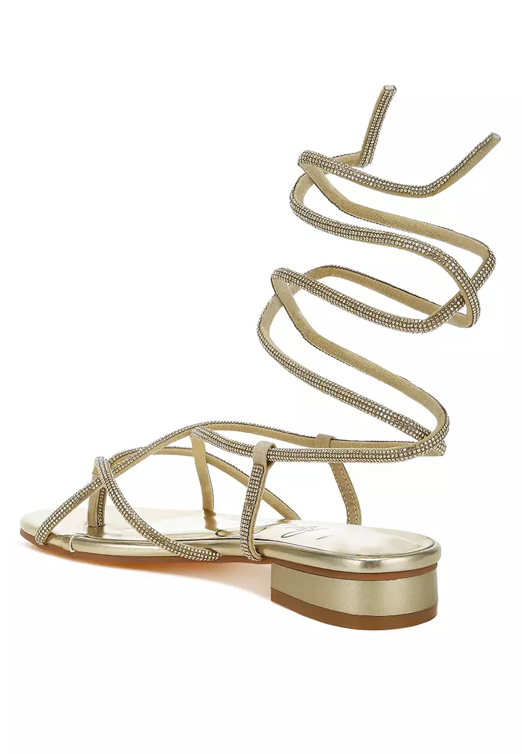 Sandal Renda Berhias Berlian Imitasi dalam Warna Emas