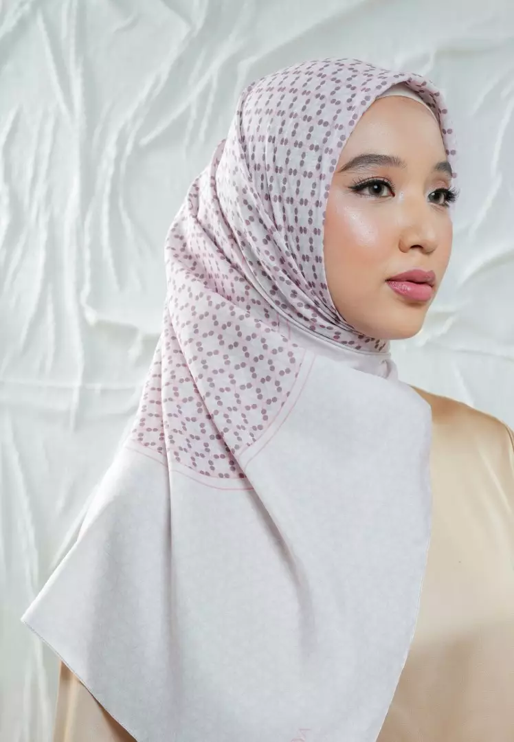 AMARAN Scarf Cream - Kerudung Hijab Segiempat Motif With Pouch - Bahan Poly Fine - Ukuran 110x110