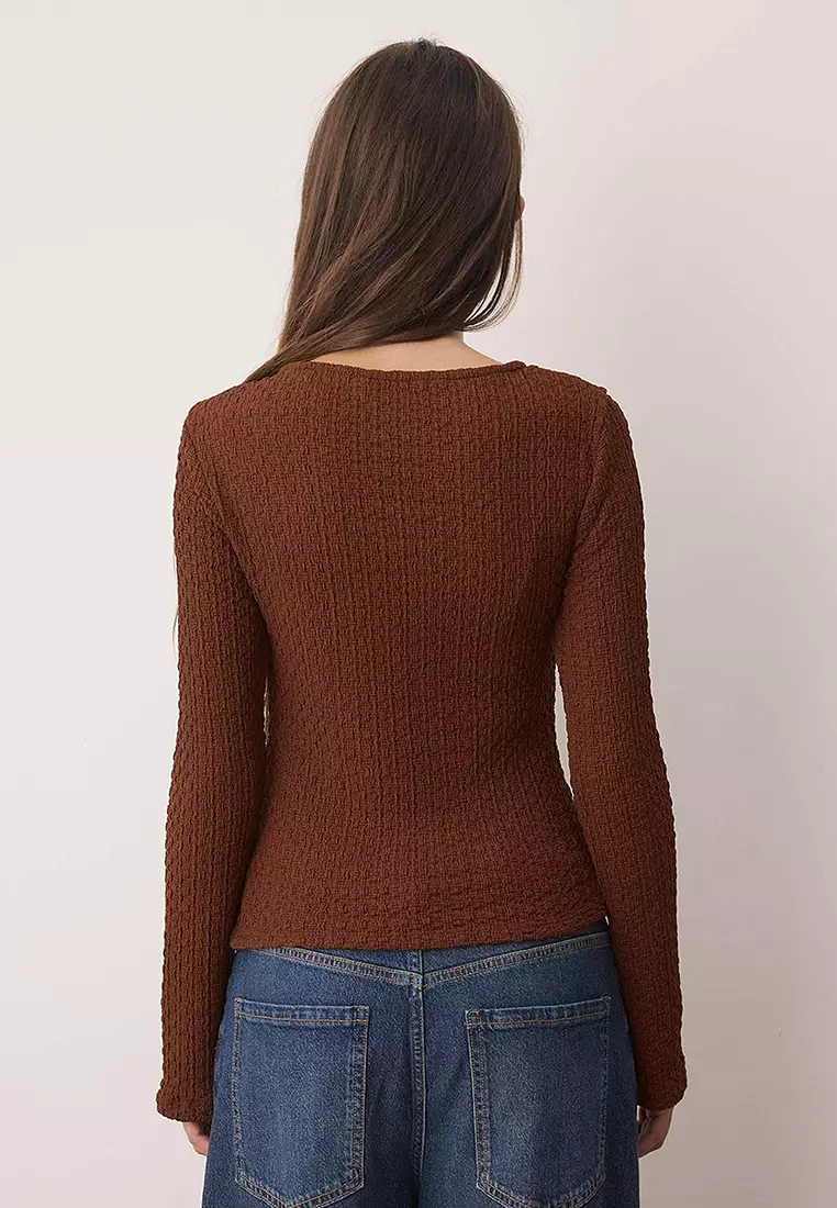 Fitted Knitted Blouse with Accessory and Cut-Out Details