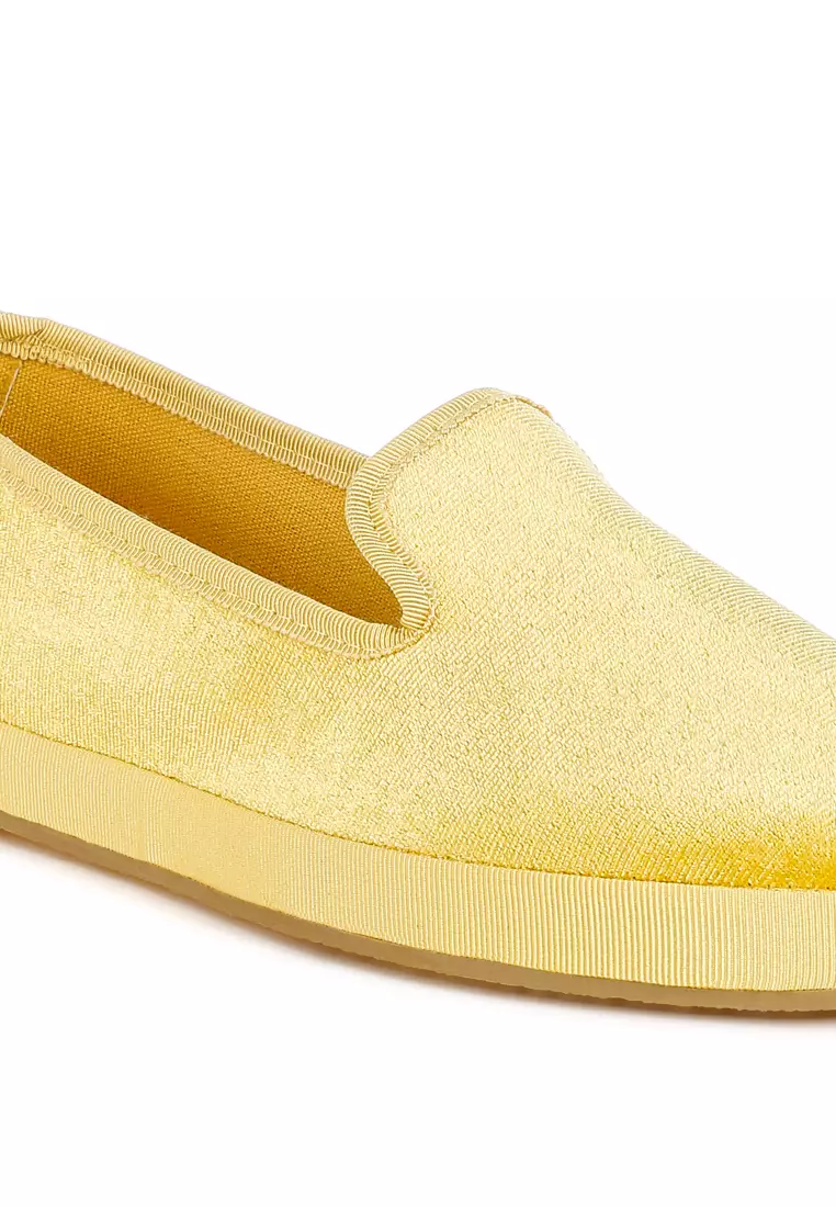 Sepatu Slip-On Ujung Bulat Beludru Warna Kuning Muda
