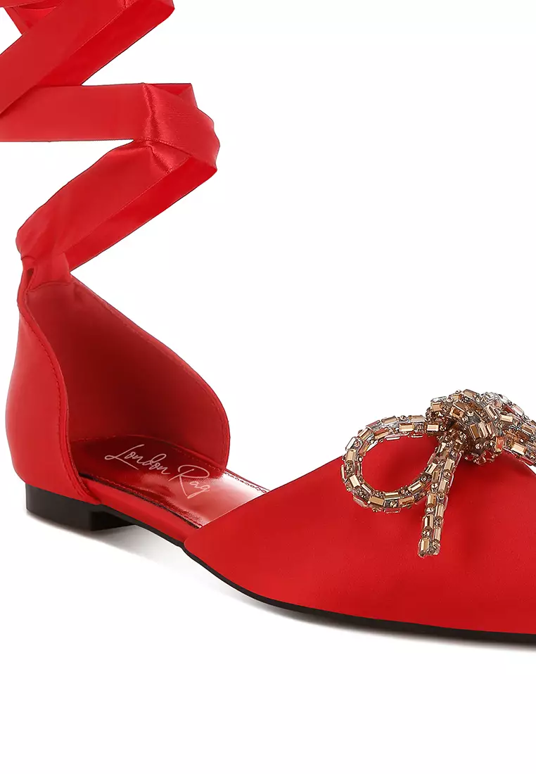 Sandal Datar Pita Detail Berlian Imitasi Warna Merah