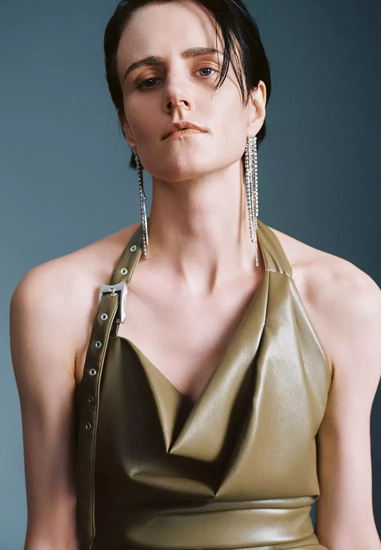 UR冬季新款女装摩登气质褶皱露背挂脖连衣裙UWJ740068