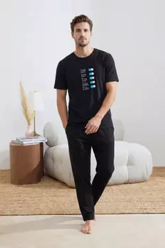 黑色