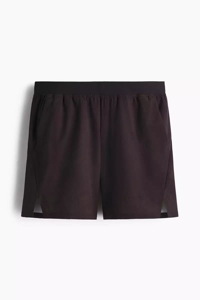 Mid-length sports shorts with DryMove™