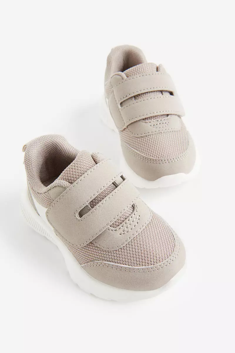 Lightweight-sole trainers