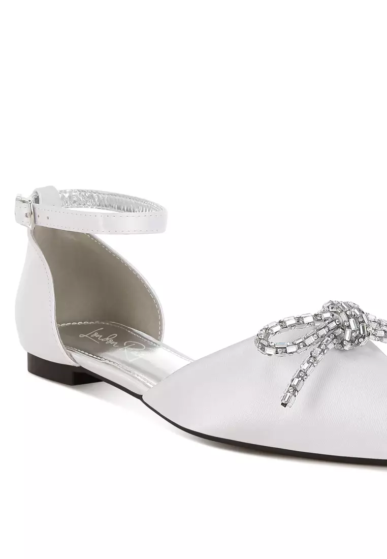 Sandal Datar Pita Detail Berlian Imitasi Warna Putih