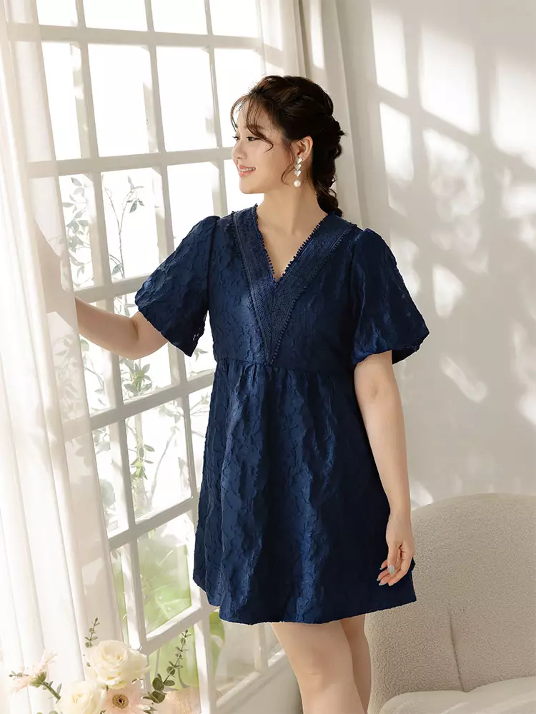 雲朵自訂款-蕾絲V領立體緹花泡泡袖短洋裝《DA10071》