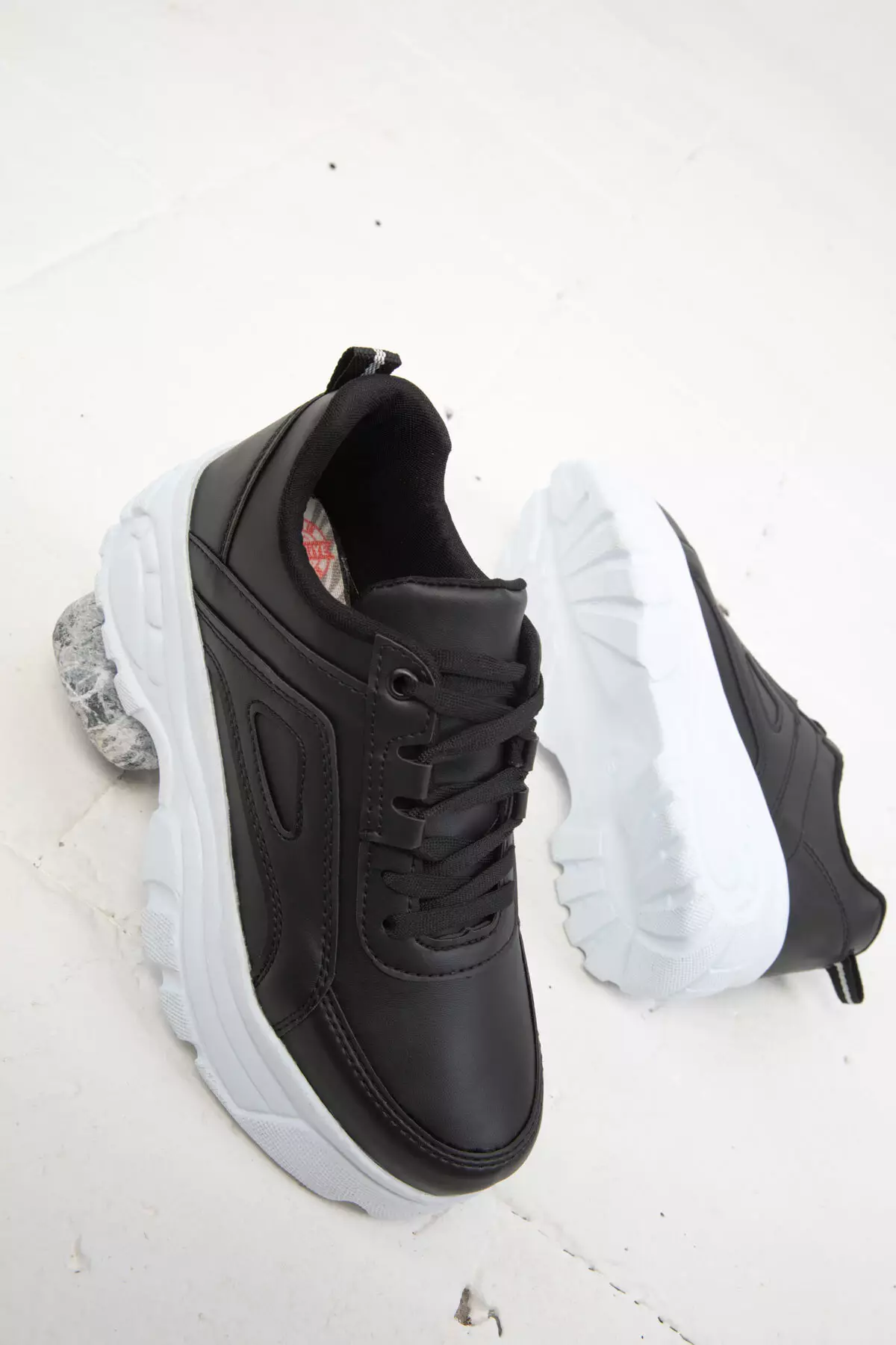 19729 Model Black Women's Sneakers