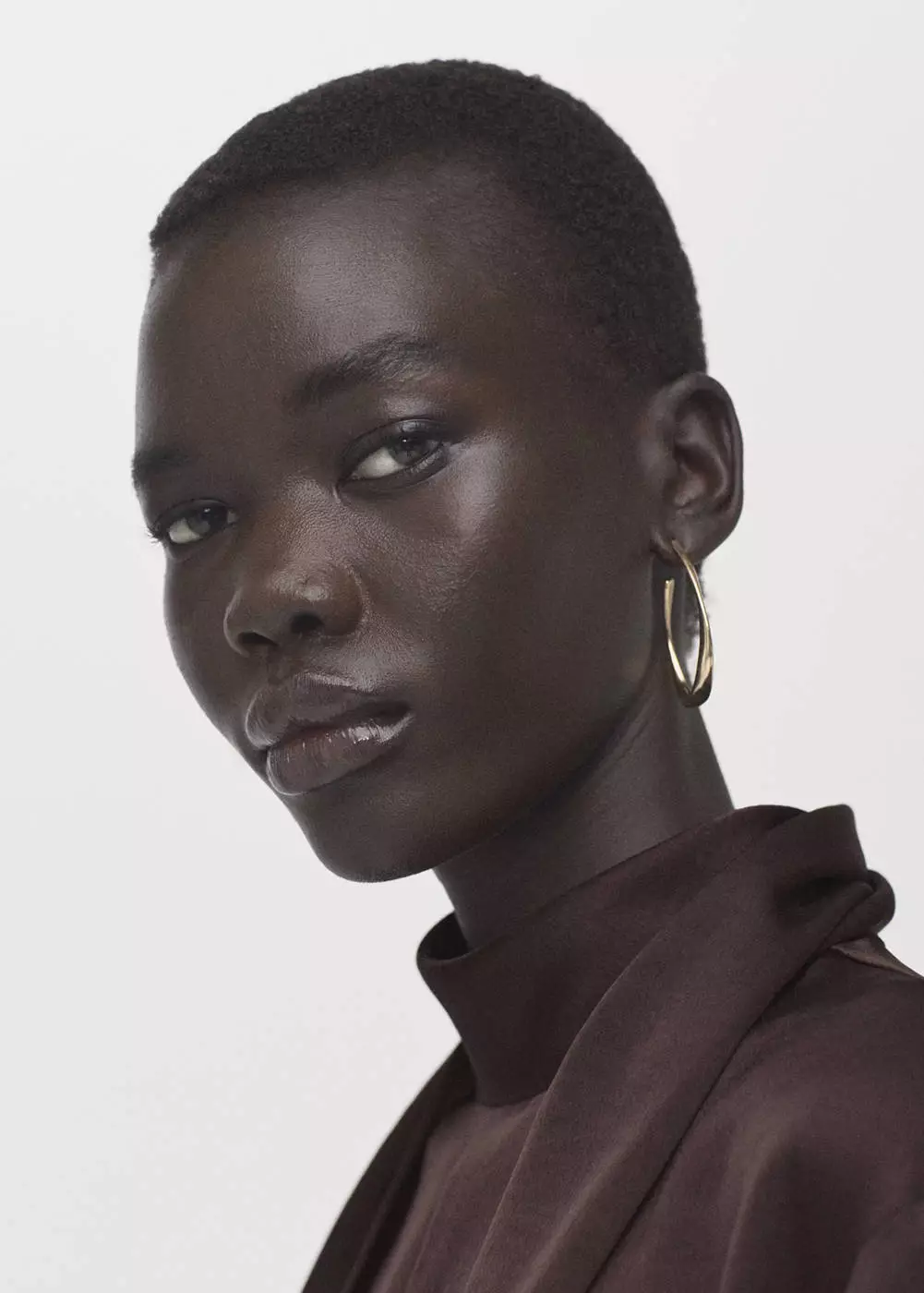 Gaun satin dengan aksen syal