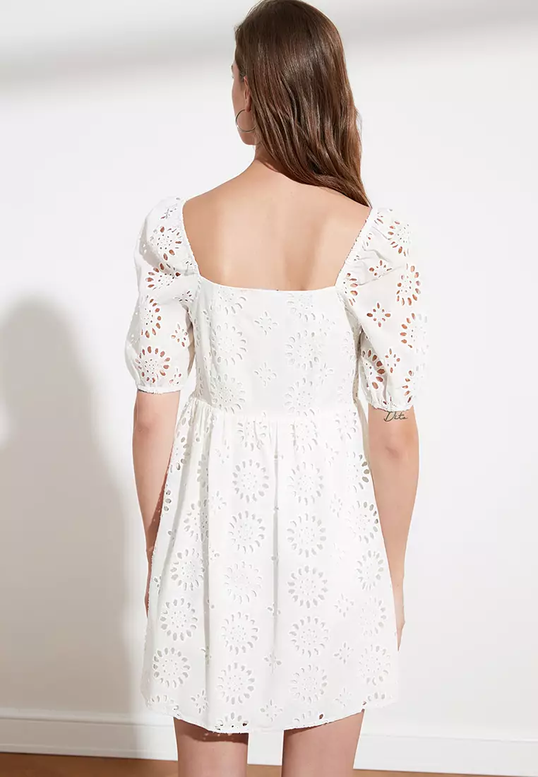 MINC - Buy Amber Embroidered Sleeveless Top in White Linen Online