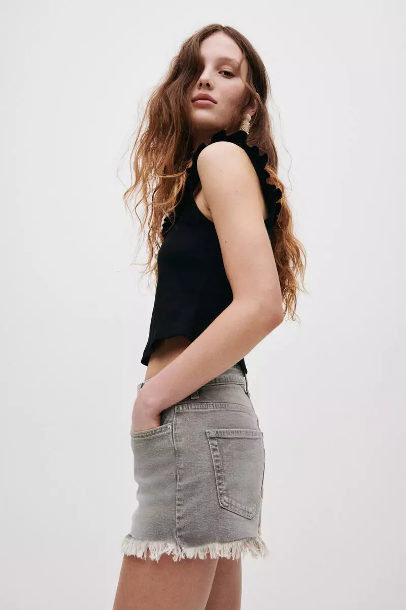 Frayed denim shorts