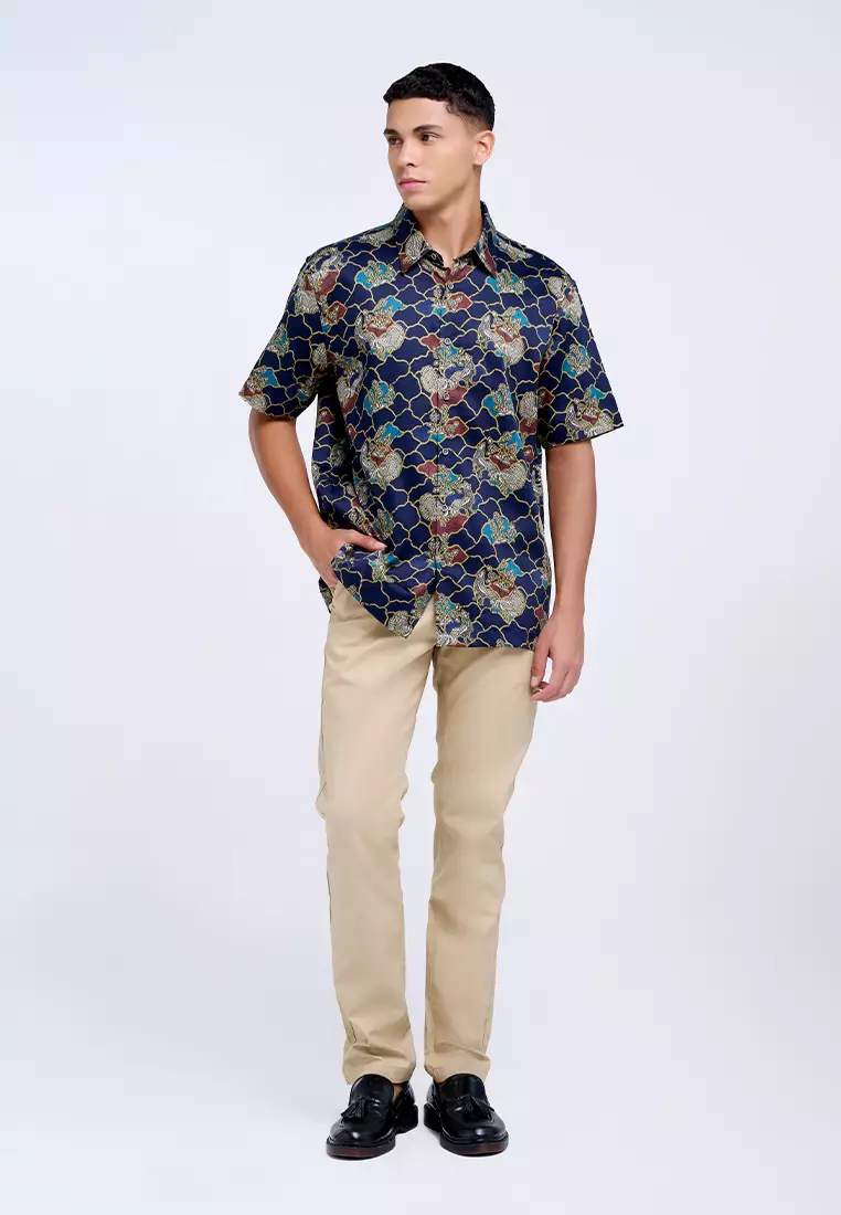 MANZONE - Kemeja Batik Lengan Pendek Pria Cakrayudha 05 Comfort Fit - Navy Warna Navy