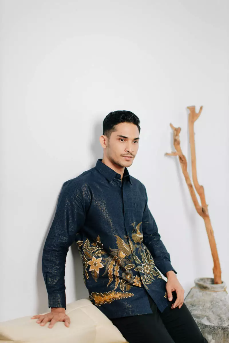 Kalyna Navy Kemeja Pria  Panjang Regular Fit Foil