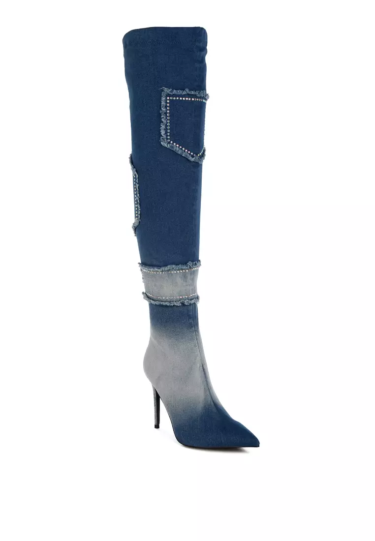 Sepatu bot denim selutut dengan berlian imitasi berwarna biru tua