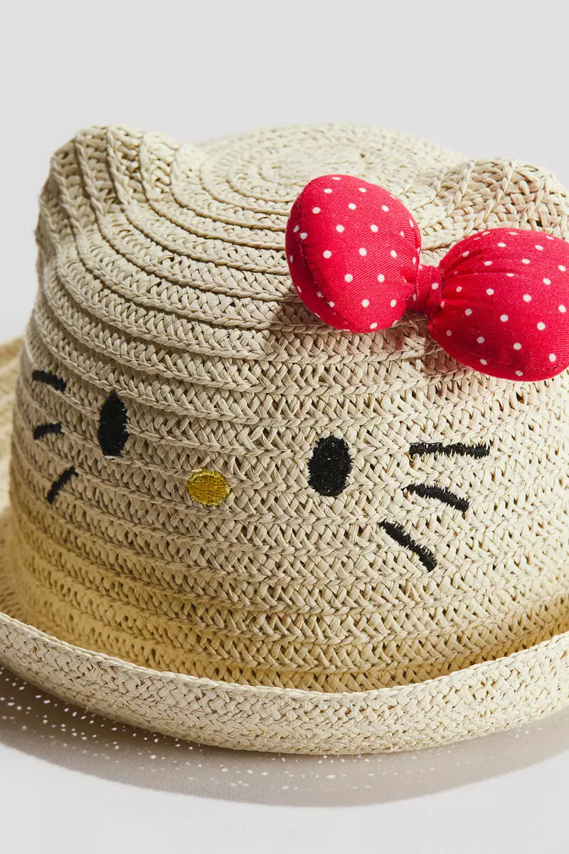 Appliquéd straw hat