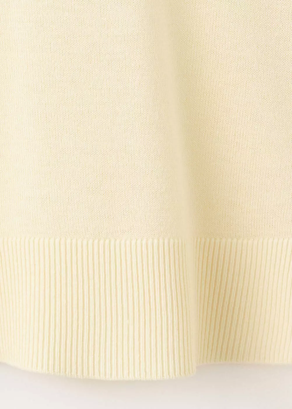 Sweater V-neck dengan trim kontras