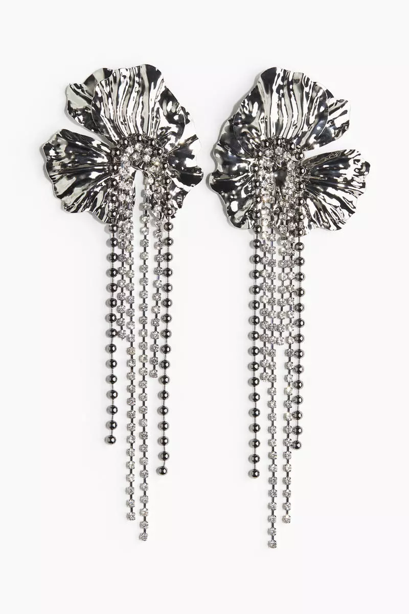 Long flower-shaped earrings