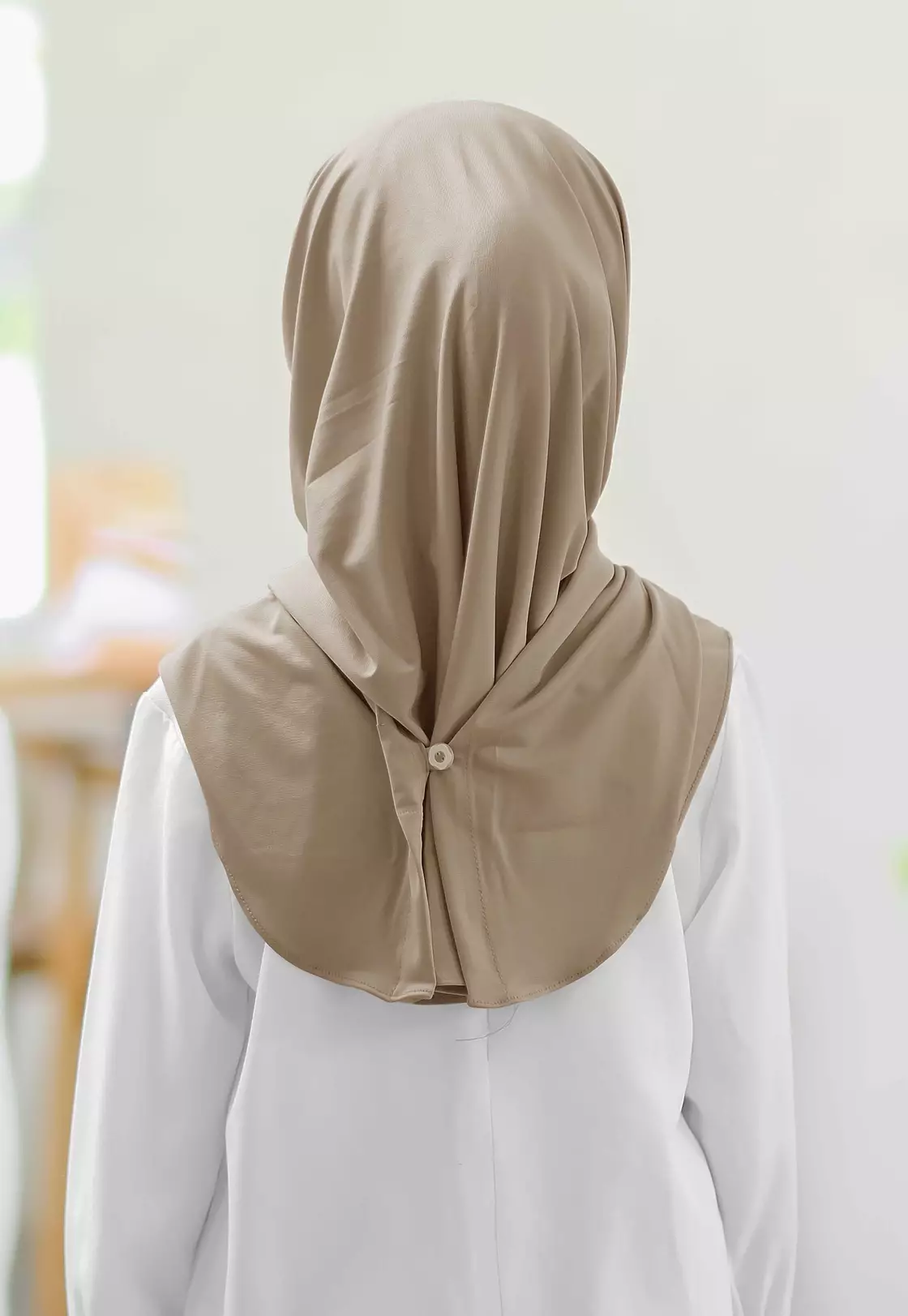 Cotton Bee - Cyra Bergo Kancing | Hijab Instan Anak - Ice Mocha - L