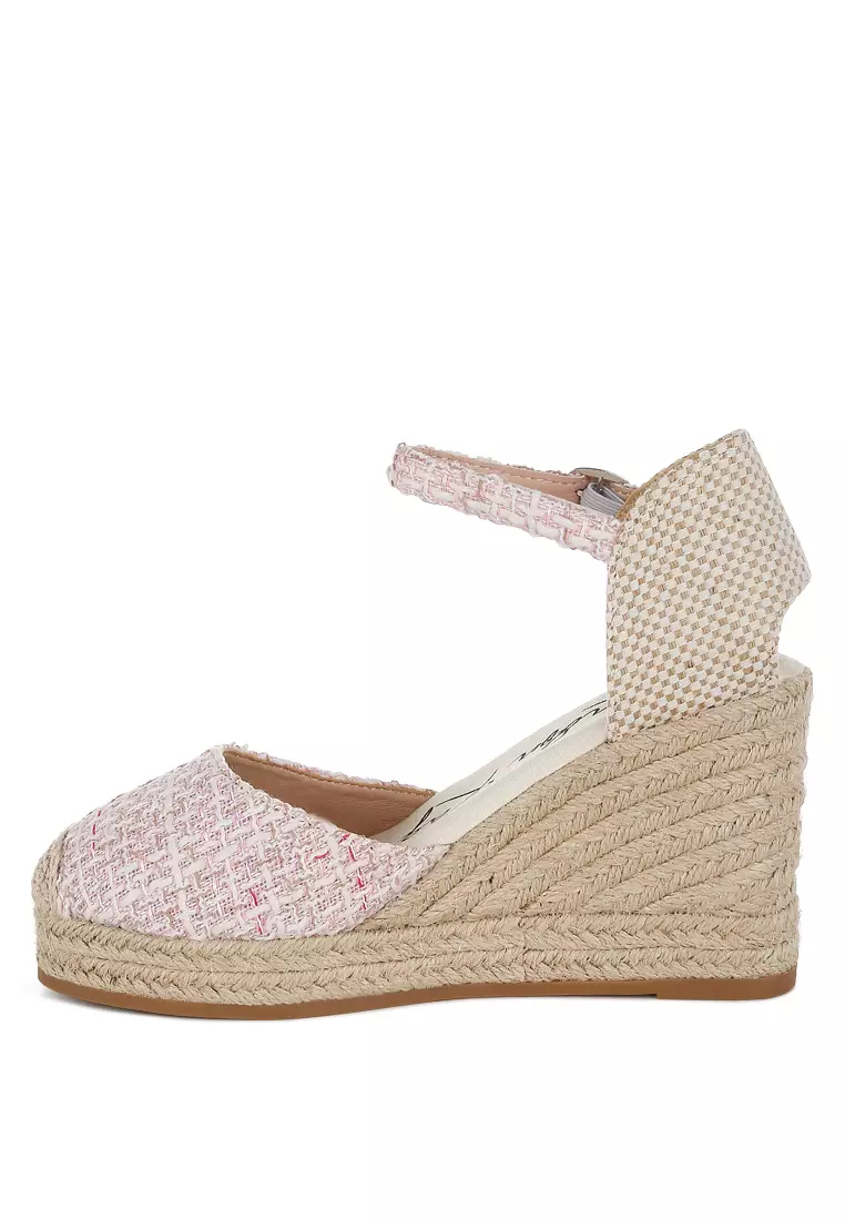 Sepatu wedges tenun ujung bulat dari bahan tweed dengan warna merah muda