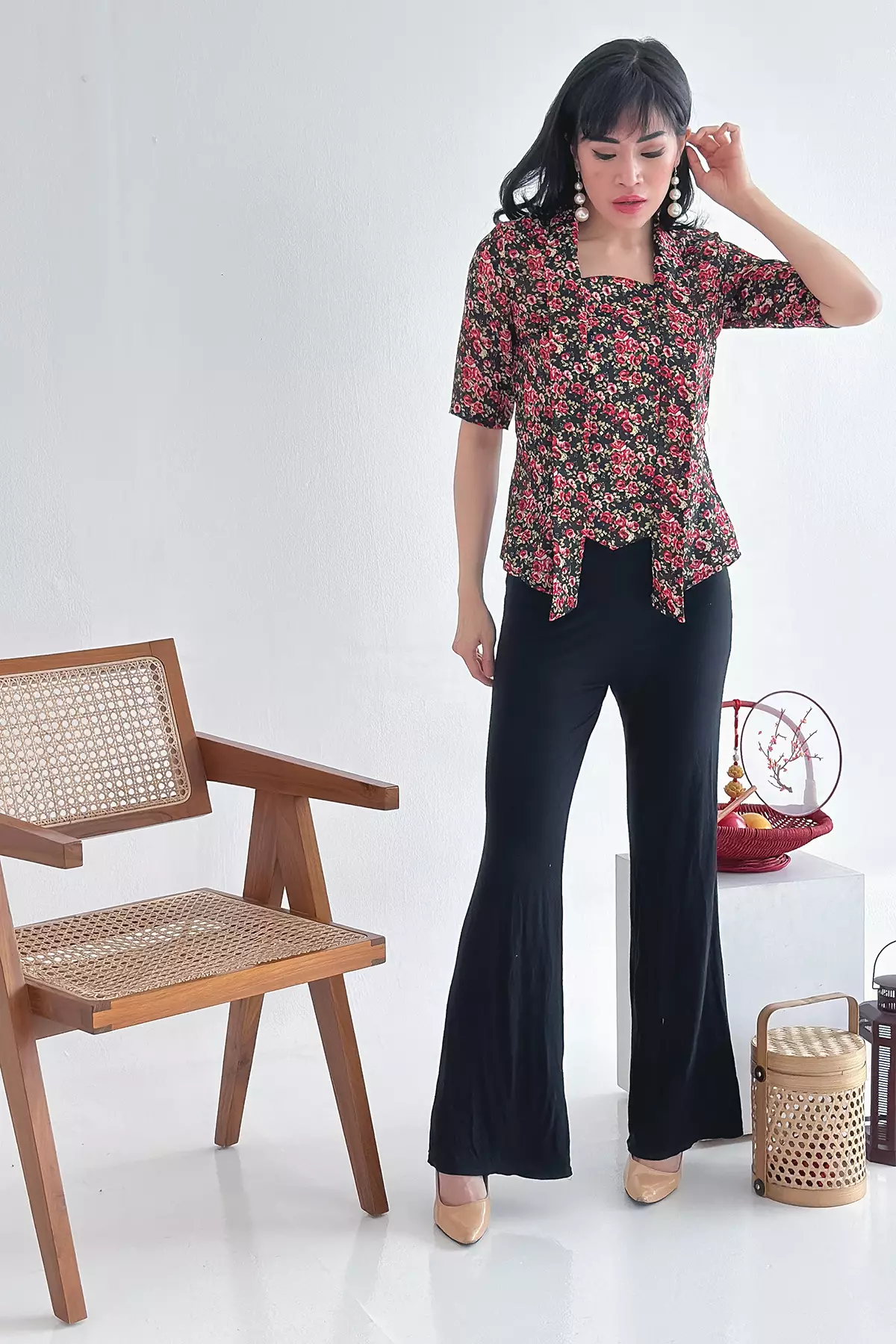 Karisma Kembangan Hitam Kebaya