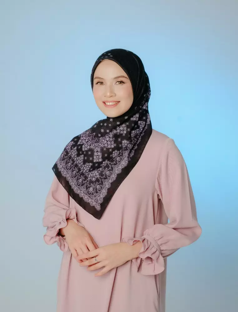 ZOLA Scarf Black - Kerudung Hijab Segiempat Motif With Pouch Ziplock - Bahan Poly Fine - Ukuran 110x110