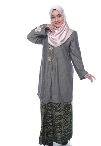 Buy Nayli Plus Size Dark Green Kebaya Labuh from Nayli in Green and Gold only 299