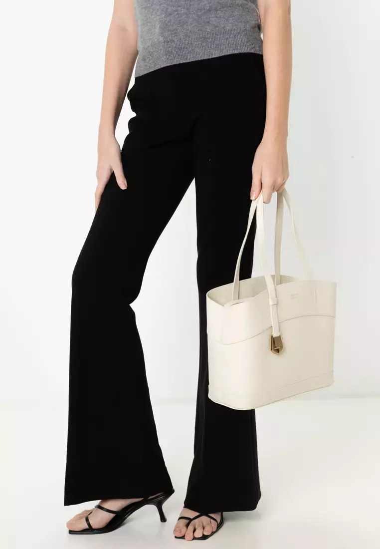 【SALVATORE FERRAGAMO】CHARMING TOTE BAG Ferragamo introduces a new tote bag for the Spring-Summer