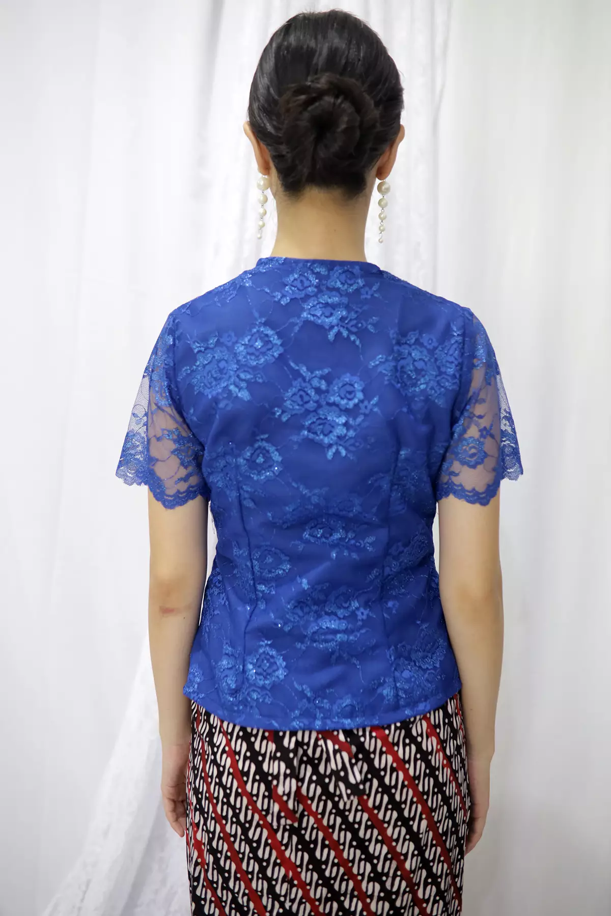 Sinok Encim Merah Biru Kebaya Brokat Batik