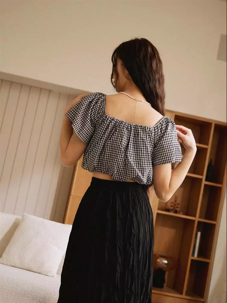 Two-way wear off-shoulder plaid short-sleeve cropped top [AB18156]