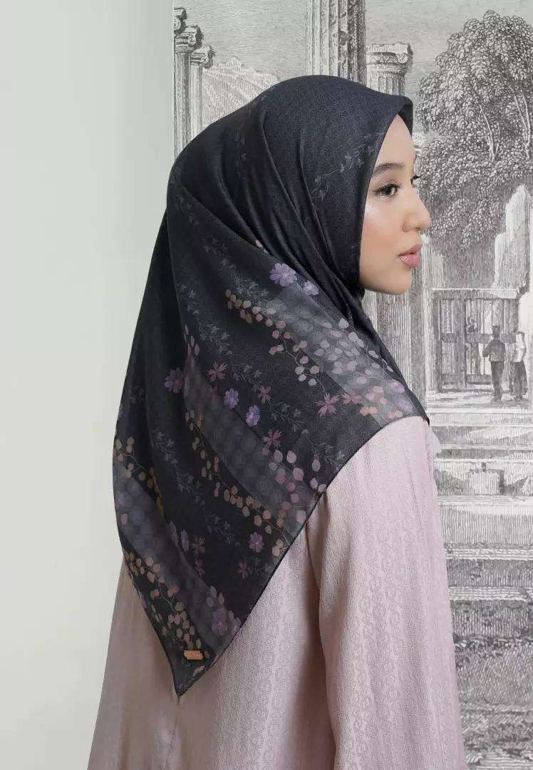 VIALOVA Print Scarf Black - Kerudung Hijab Segiempat Motif With BOX - Bahan Voal Premium - Ukuran 115x115