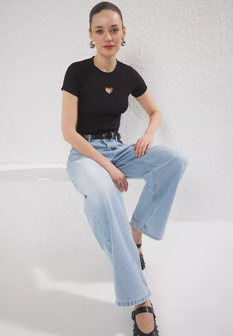Black Heart Cut Out Detailed Crew Neck Short Sleeve Knitted Blouse TWOSS25BZ00486