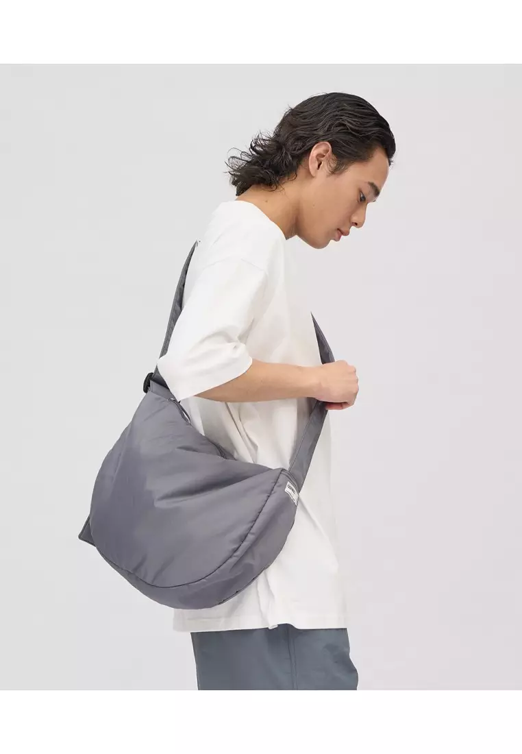 Plain-me  灰色闊帶雲朵半月包(中)