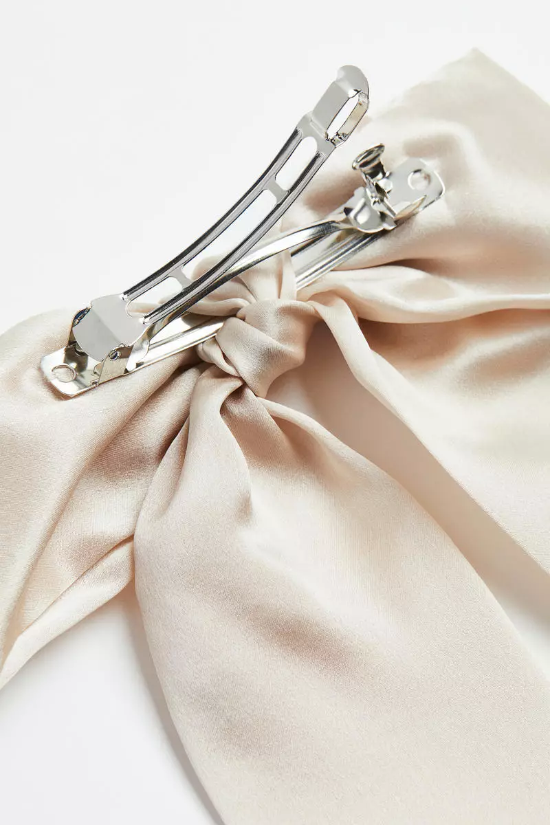 Bow-decorated hair clip