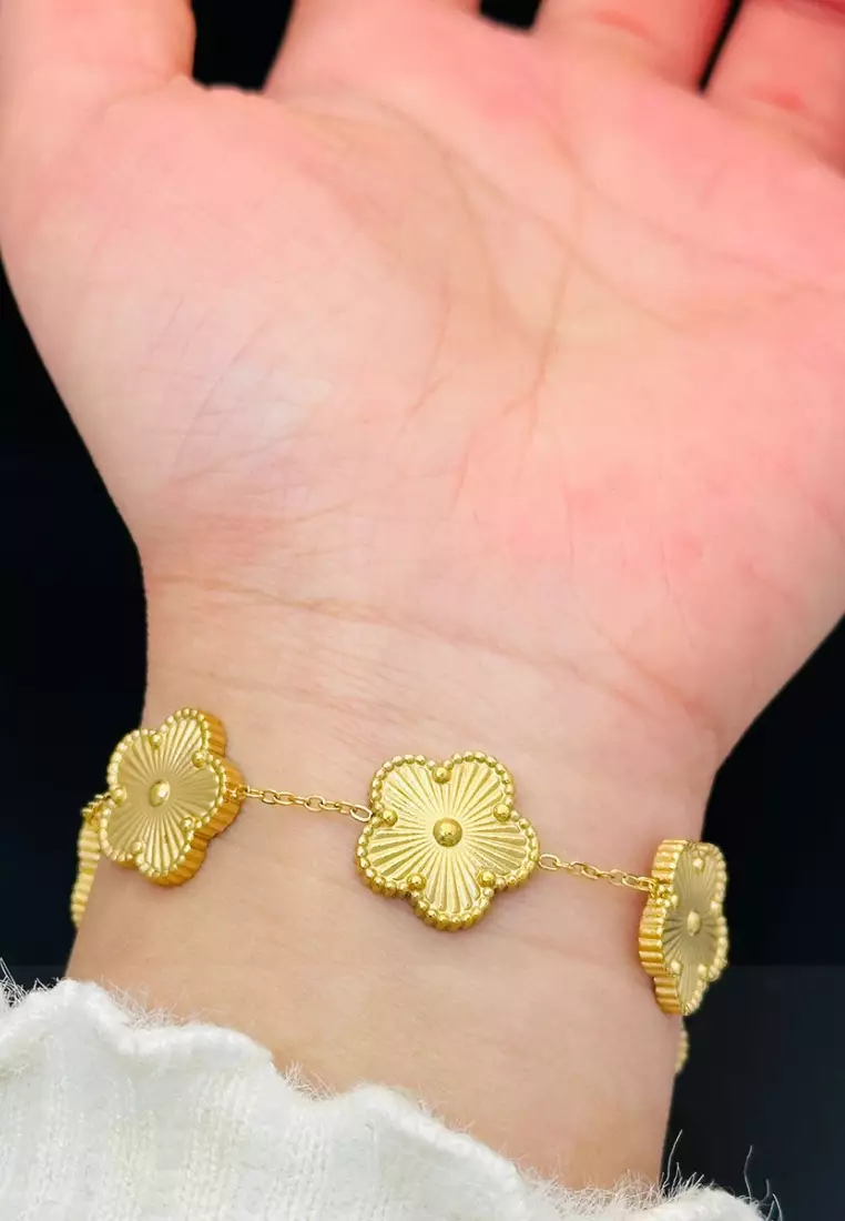 Emma Lucky with 5 Flower Petals Pendant Chain Link Bracelet in Gold