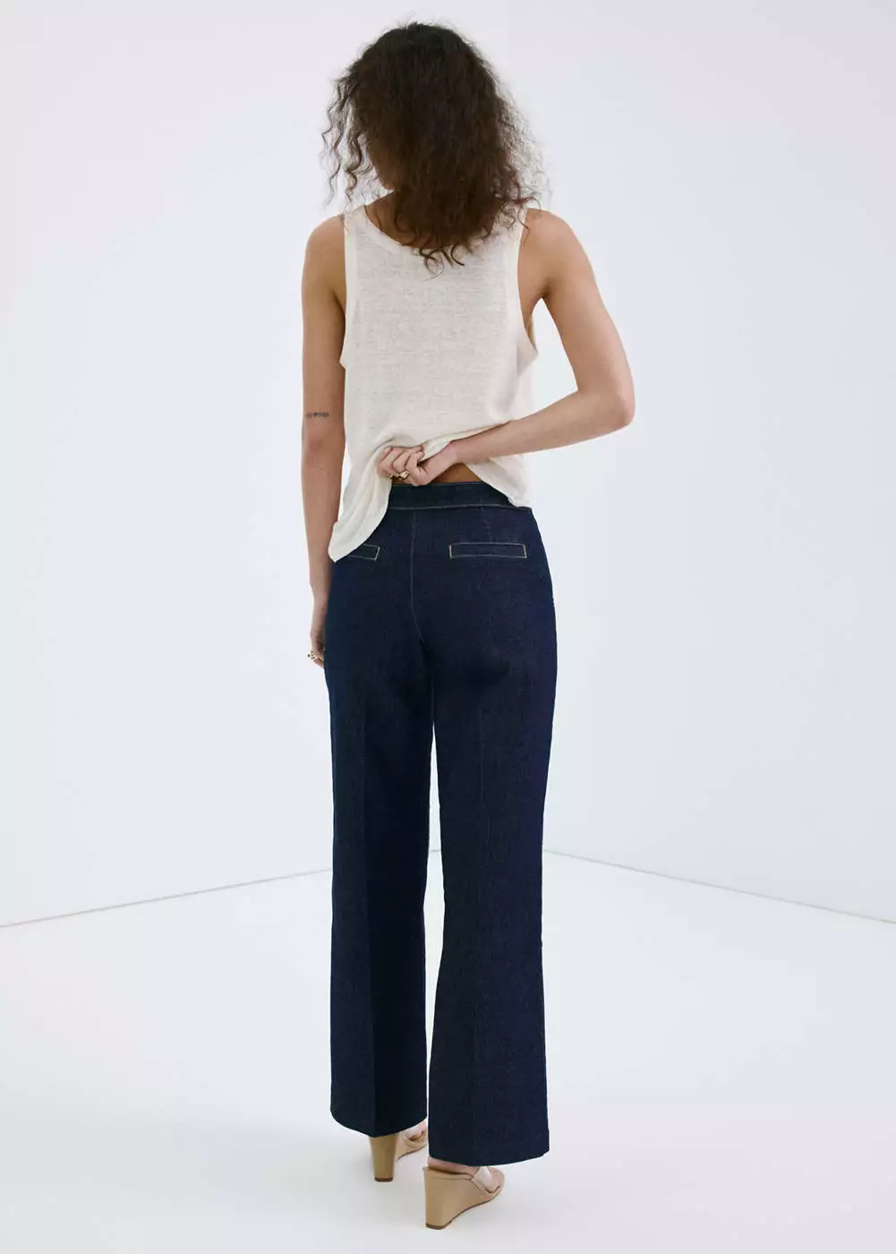 Jeans wide-leg dengan kancing samping