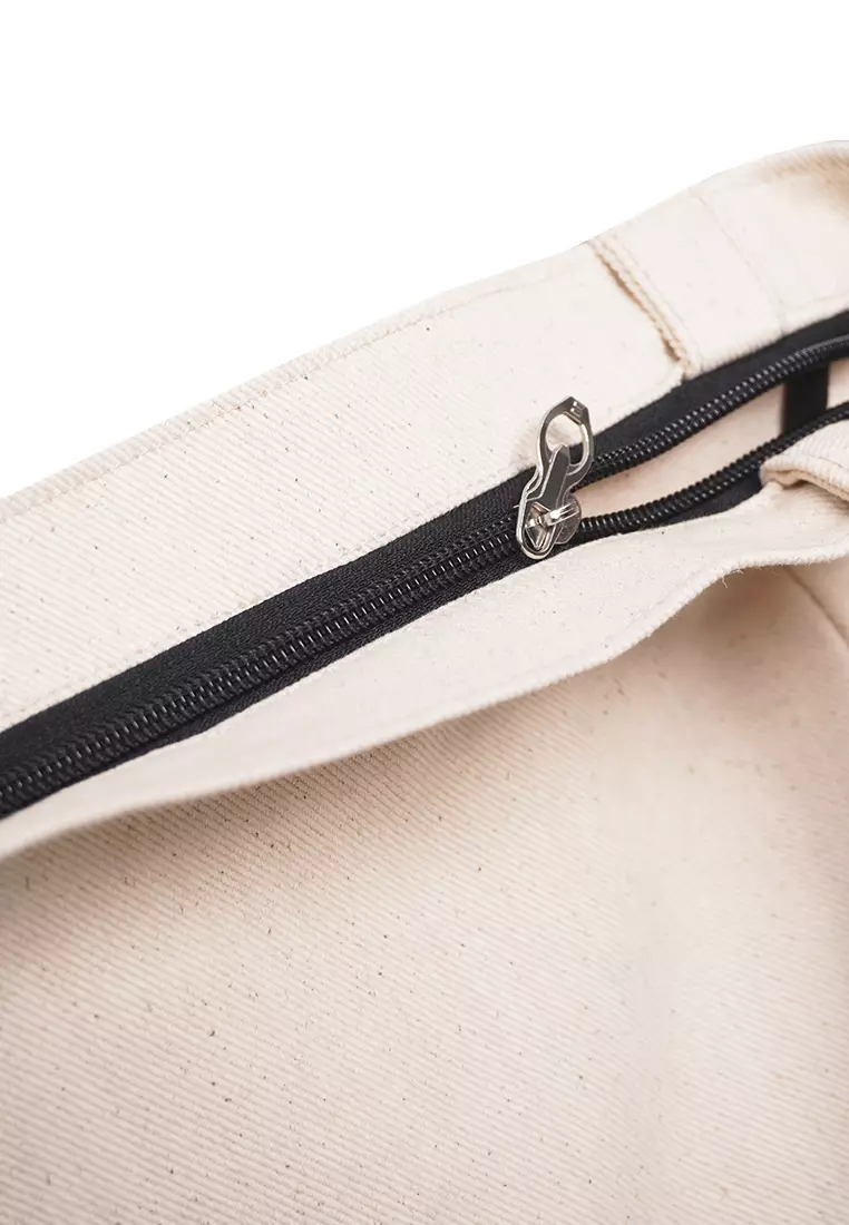 AMC54 Totebag Thirdday Big Katakana Vertikal Broken White