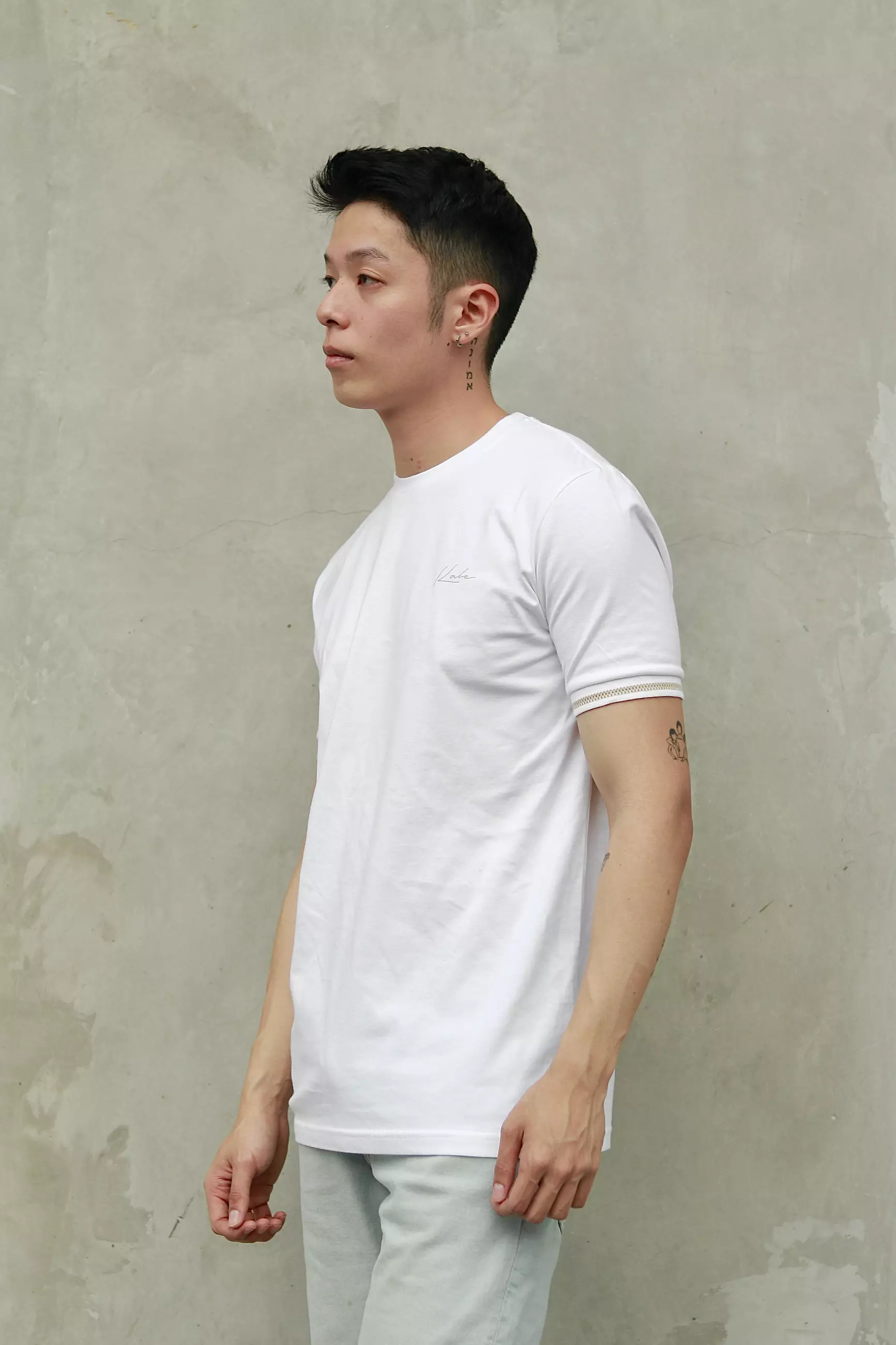 Kale DESMON WHITE / Atasan Kaos Pria / Baju Kaos Polos Pria / Cotton Combed 24S / Kaos Basic