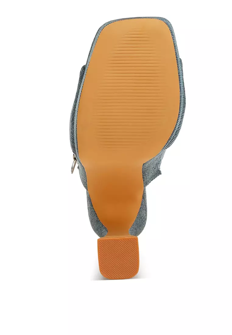 Sandal dengan detail kantong denim