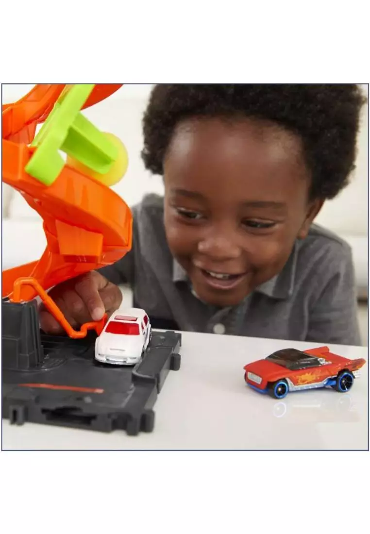 Hot Wheels City Mega Car Wash With 1 Color Shifters Car