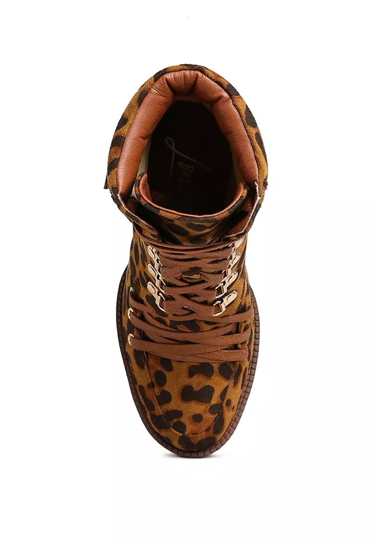 Sepatu bot berkerah dengan bantalan kulit ular bermotif macan tutul