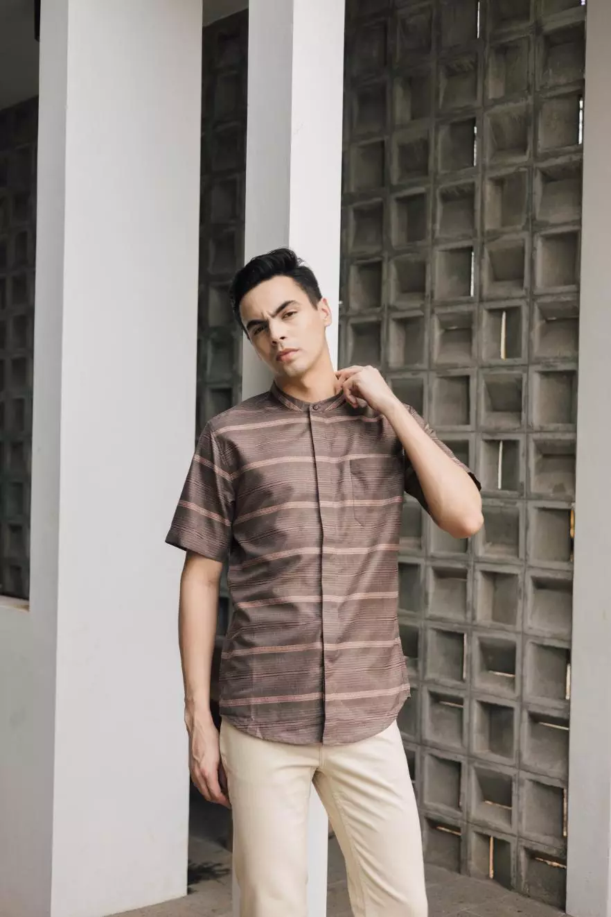 POLICE Kemeja Koko Salur Krah Shanghai Coklat Tua Regular Fit Pria