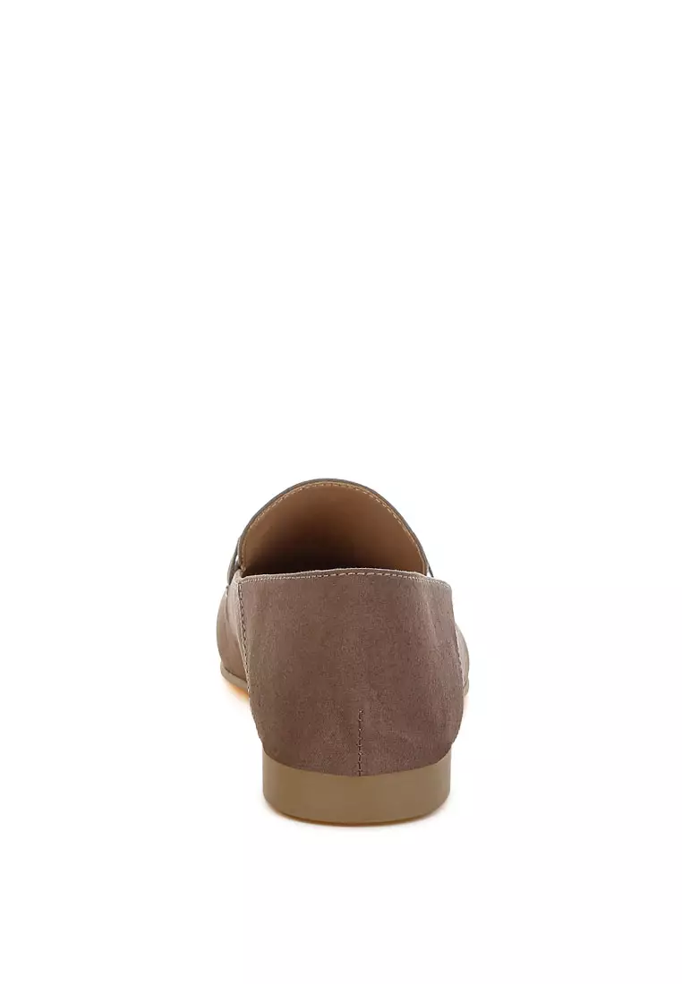 Sepatu Loafer Datar Hias Horsebit dalam Warna Taupe