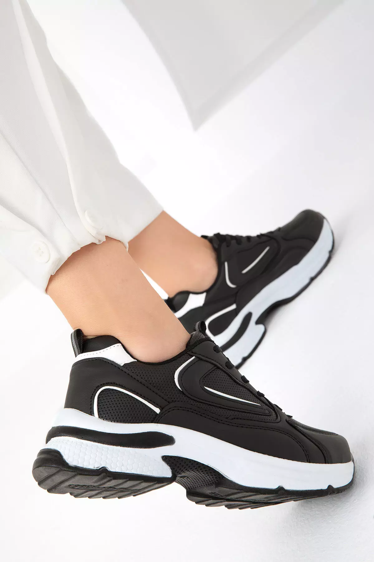 19686 Model Black-White Women's Sneakers