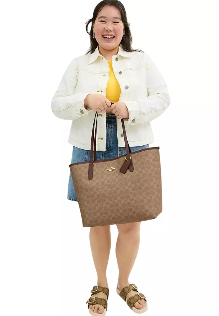City Tote Bag In Signature Canvas - Tan Brown